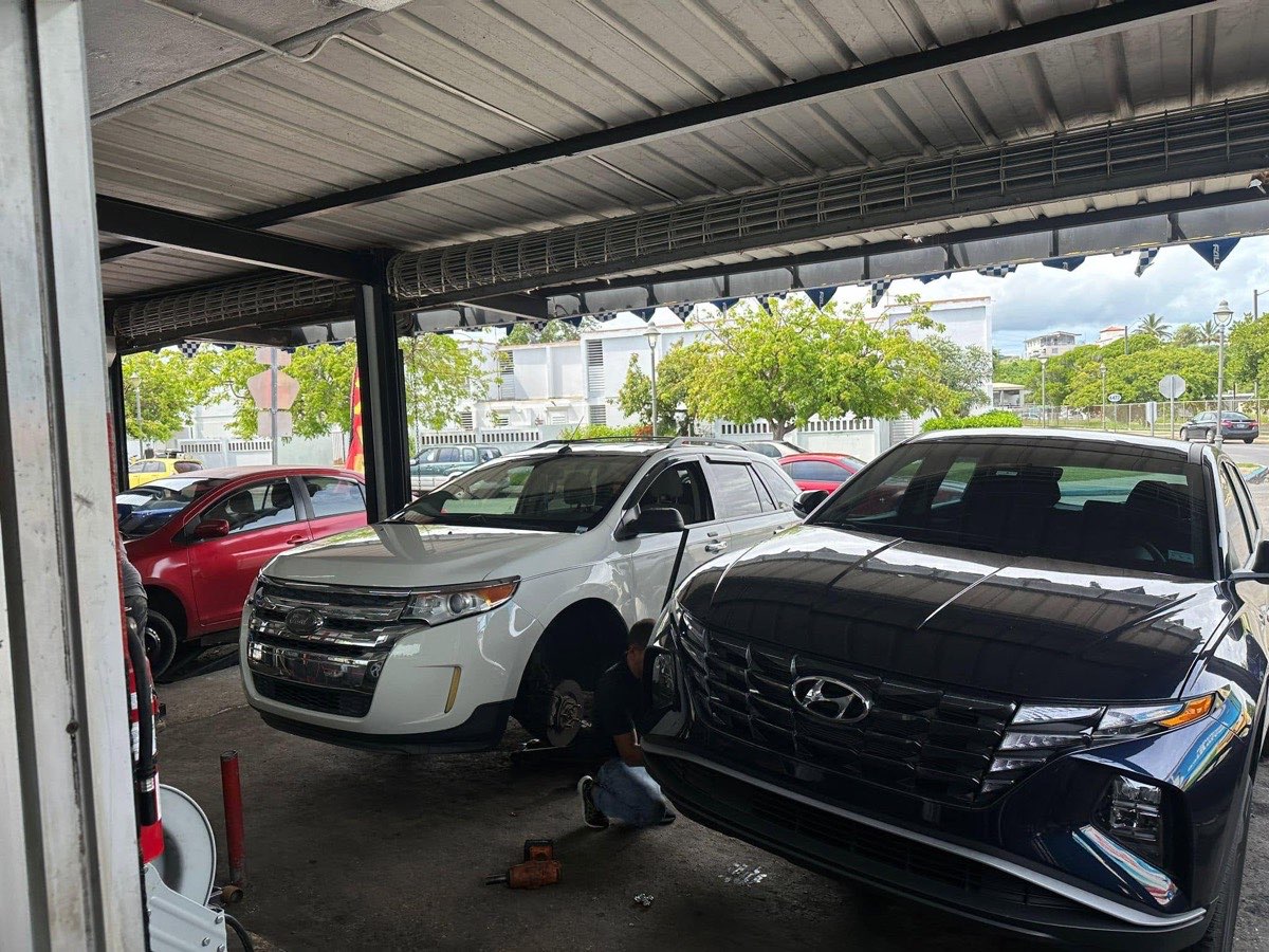 Bahías de servicio con vehículos